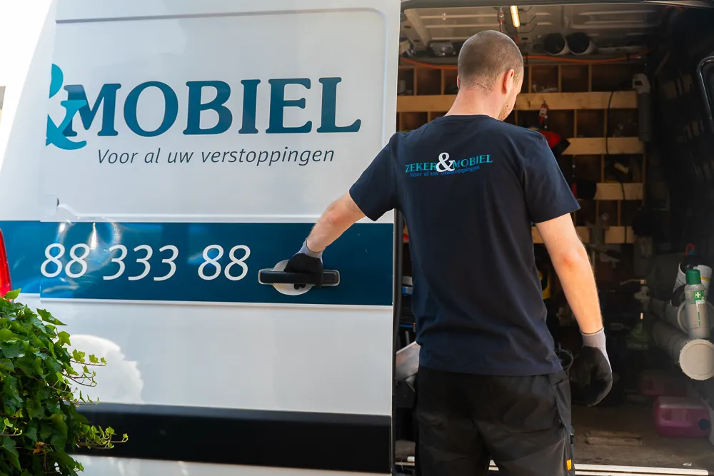 Monteur van Zeker & Mobiel pakt gereedschap uit de bedrijfsbus