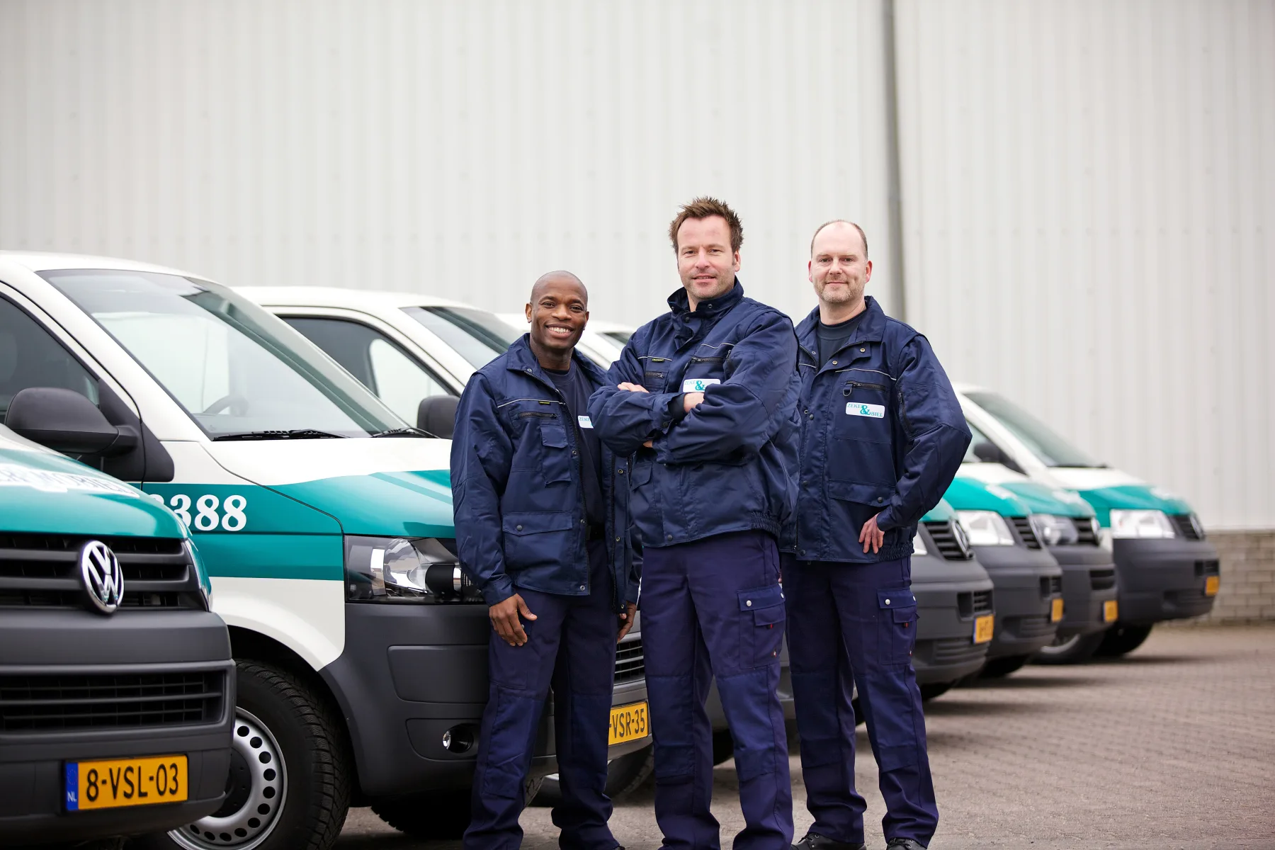 Drie monteurs van Zeker & Mobiel bij de bedrijfsbussen