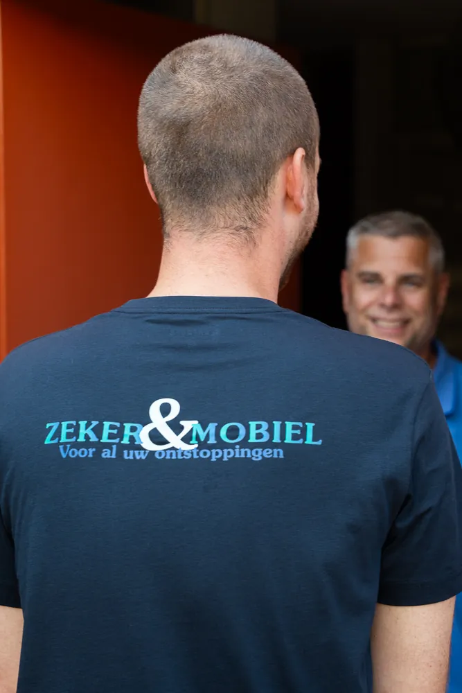 Ontstoppingsbedrijf Zeker & Mobiel in Goes: monteur in bedrijfskleding aan de voordeur bij een klant