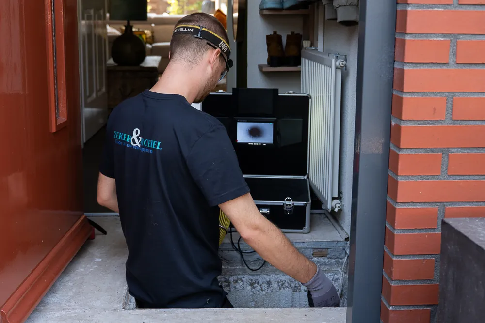 Monteur van Zeker & Mobiel voert een camera-inspectie uit bij de voordeur