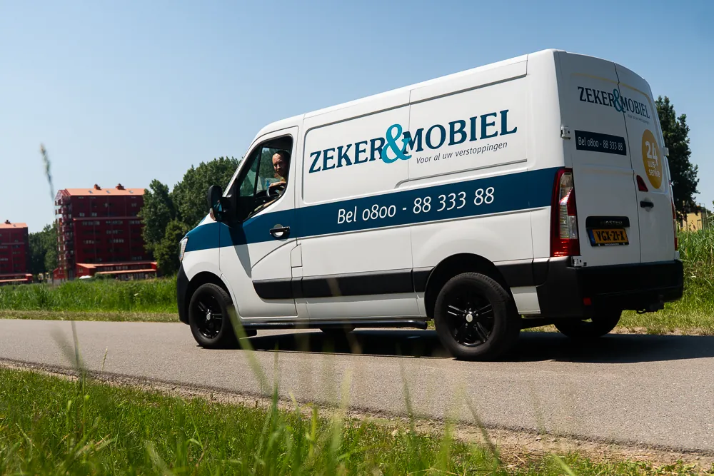 Servicebus van Zeker & Mobiel onderweg over een Nederlandse weg