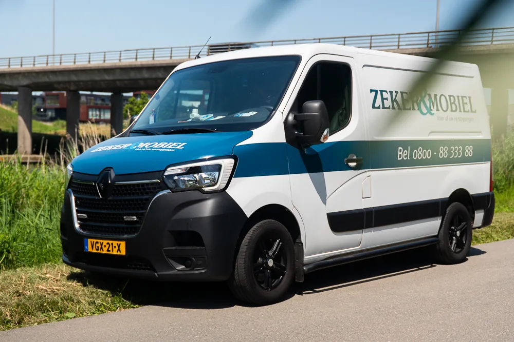 Servicewagen van Zeker & Mobiel, vol uitgerust voor het ontstoppen van riool en afvoer